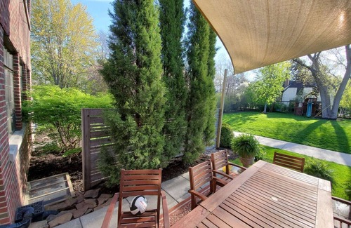 Lincoln House | Grand Home for 14 - Country Club Neighborhood!