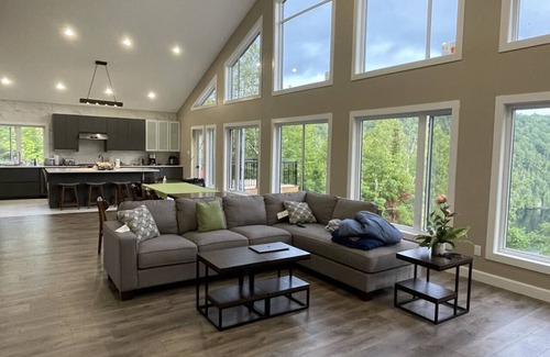 Val-des-Monts Villa | Grand Lake View Villa Waterfront luxury 5 bedrooms