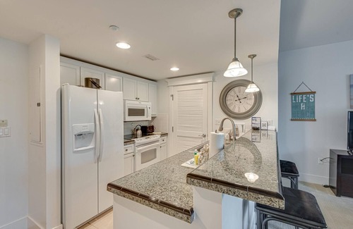 Baytowne Wharf Condo | Grand Lawn Views from 3rd Floor 1-Bedroom: Two Full Baths, King Bed at Sandestin Golf and Beach Resort!