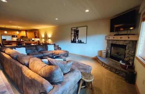 Government Camp House | Grand Lodge 17 at the Official Collins Lake Resort