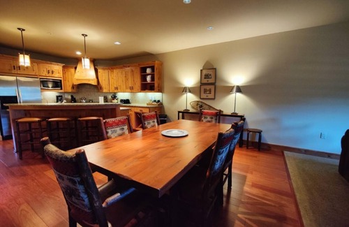 Government Camp House | Grand Lodge 17 at the Official Collins Lake Resort