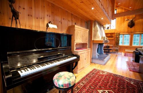 Beitostolen Ski Chalet | Grand Log Cabin with Fireplace and 12-14 Beds