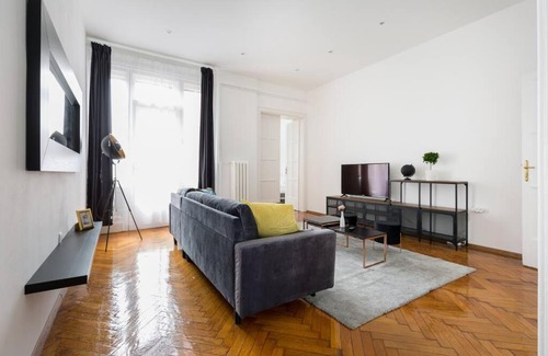 Terezvaros Apartment | Grand Luxury on The Budapest Broadway w Jacuzzi
