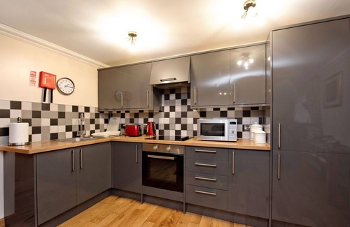 Central Aberdeen House | Grand Mansion, 9 Beds, Sleeps 17, Parking - Groups