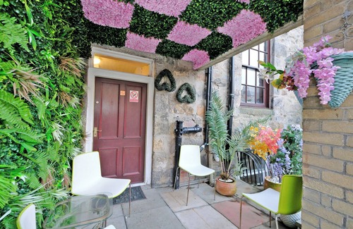 Central Aberdeen House | Grand Mansion, 9 Beds, Sleeps 17, Parking - Groups