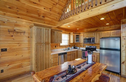 Cherokee Cabin | Grand Mountain Views Cabin - Hot Tub, Fire Pit, Casino!