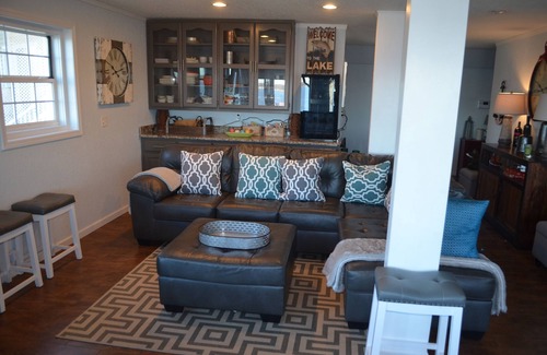 Grove House | GRAND PANORAMIC RETREAT, 6 BR, 3 BA, 300' Lakefront, Hot Tub, Dock & Launch! NEW