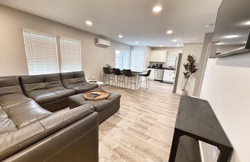 Westfield House | Grand Park Cottage - sleeps 12 steps from Grand Park