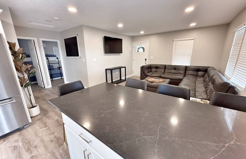 Westfield House | Grand Park Cottage - sleeps 12 steps from Grand Park