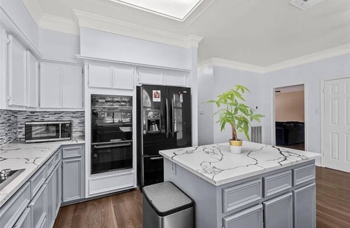 Austin House | Grand, Prestigious Golf Villa: 4BR Games, DJ Booth
