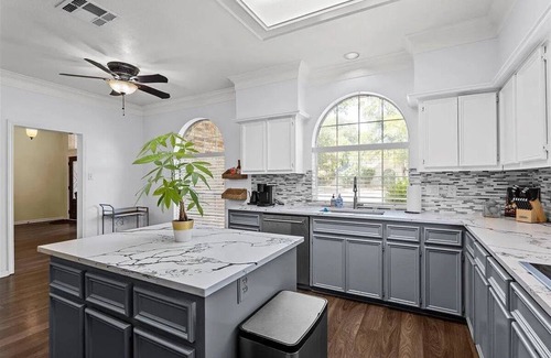 Austin House | Grand, Prestigious Golf Villa: 4BR Games, DJ Booth