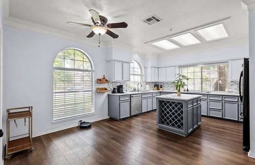 Austin House | Grand, Prestigious Golf Villa: 4BR Games, DJ Booth