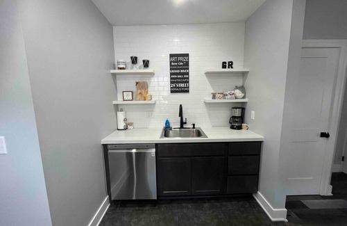 Creston Heights Apartment | Grand Rapid's 2bedroom apartment, just a quick 3-min drive to DeVos Perform Hall
