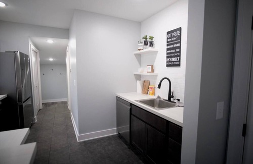 Creston Heights Apartment | Grand Rapid's 2bedroom apartment, just a quick 3-min drive to DeVos Perform Hall