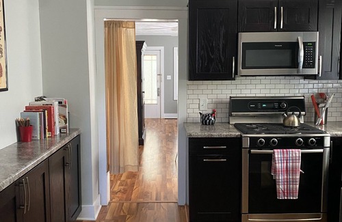 Fulton Heights House | Grand Rapids Fulton Heights Comfy Cottage HOUSE Corporate Rental