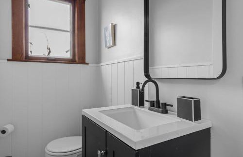 Creston Heights House | Grand Rapids Gem - Near Heart of DT - Sleeps 10