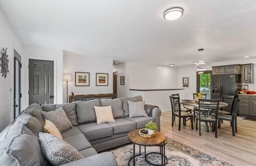 Howard House | Grand Ridge Grove: 3BR, 2.5BA Gathering Home