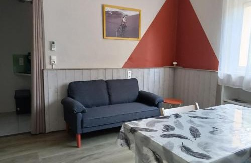 Saint-Ambroix Apartment | Grand studio climatisé proche du centre mais au calme