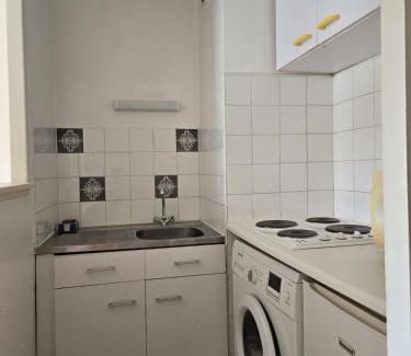 Costieres Apartment | Grand Studio lumineux avec Balcon et parking privé
