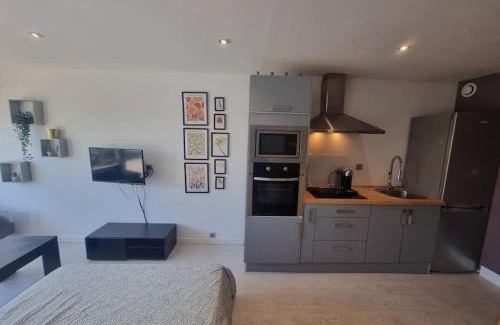 Grigny Apartment | Grand studio lumineux