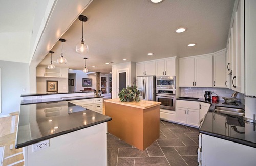 Tulsa House | Grand Tulsa Getaway with Private Pond, Dock & Deck
