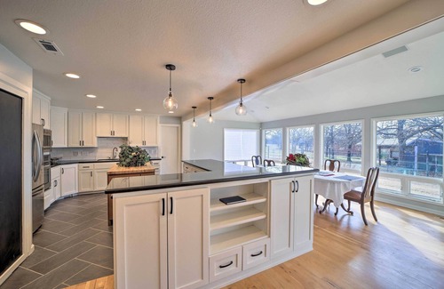 Tulsa House | Grand Tulsa Getaway with Private Pond, Dock & Deck