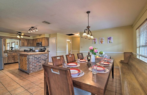 Valrico House | Grand Valrico Home w/Deck, Fire Pit & Yard!