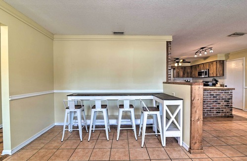 Valrico House | Grand Valrico Home w/Deck, Fire Pit & Yard!