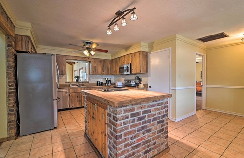Valrico House | Grand Valrico Home w/Deck, Fire Pit & Yard!