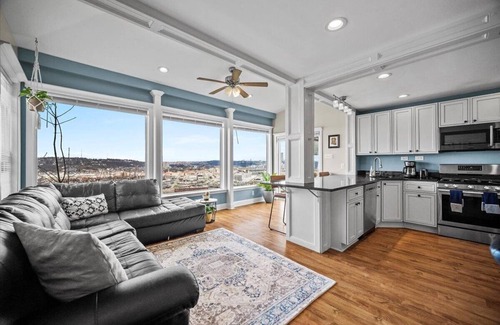 Pittsburgh House | Grand VIEW Natural Light 7 Beds Sleeps 11!