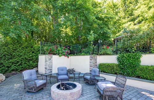 East Shoreham House | Grand Villa: Resort Style,Heated Pool,Sauna,Gym,Basketball Court