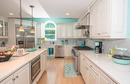 East Shoreham House | Grand Villa: Resort Style,Heated Pool,Sauna,Gym,Basketball Court