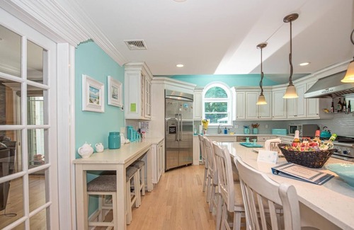 East Shoreham House | Grand Villa: Resort Style,Heated Pool,Sauna,Gym,Basketball Court