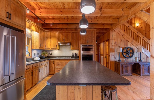 West Jefferson Cabin | Grand Vista Lodge - Huge Cabin 5min to West Jefferson Downtown! VIEWS, Hot Tub, Pool Table, Firepit!