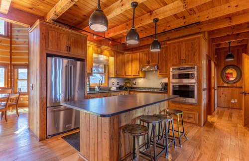 West Jefferson Cabin | Grand Vista Lodge - Huge Cabin 5min to West Jefferson Downtown! VIEWS, Hot Tub, Pool Table, Firepit!