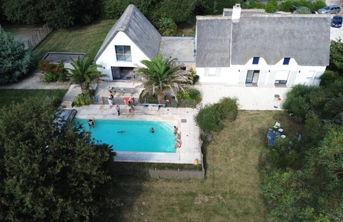 Saint-Lyphard Villa | Grande Chaumière sur un Parc Clos et Arboré de 6000 m2 Avec Piscine Chauffée