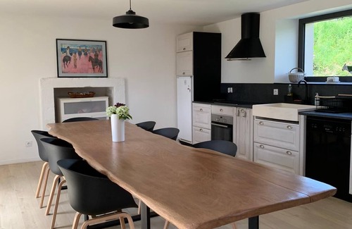 Ploneour-Lanvern House | Grande Maison Charmante au Milieu des Chevaux. Logement Insolite Dans Ecuries!