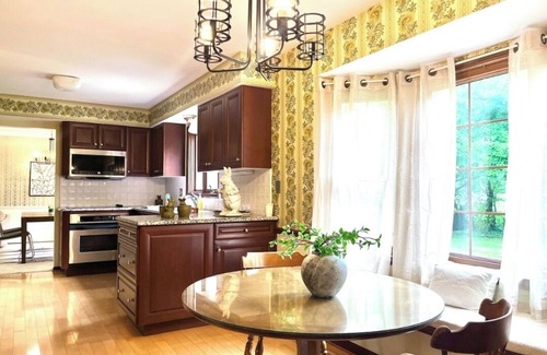 Bloomfield House | Grandma Chic 5-bedroom house in lovely Birmingham with AC, WiFi