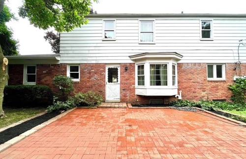 Bloomfield House | Grandma Chic 5-bedroom house in lovely Birmingham with AC, WiFi