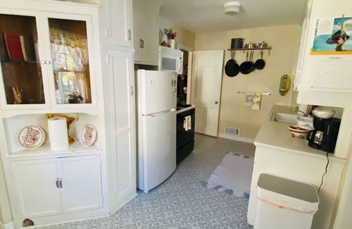 Bryn Mawr Cottage | Grandma's Comfy Vintage Cottage w/Fireplace ~ BBQ & Firepit