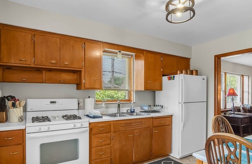 Downers Grove House | Grandma's House - Furnished - 1 Block to Metra Line - Pets Welcome - Fenced Yard