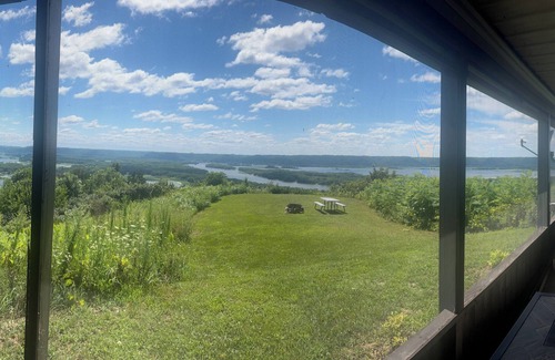 De Soto House | Grandview Cabin with Amazing River View - Sleeps 6 with a Hot Tub!