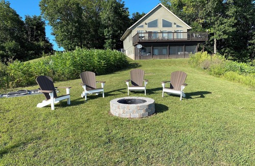 De Soto House | Grandview Cabin with Amazing River View - Sleeps 6 with a Hot Tub!