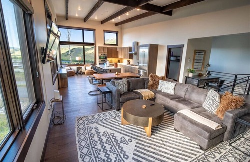 Silverthorne House | Grandview Mountain Retreat - Pet Friendly, Spectacular Views!