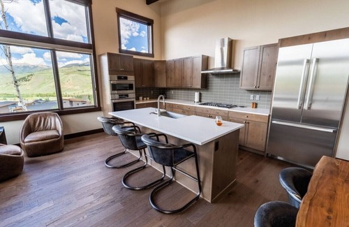 Silverthorne House | Grandview Mountain Retreat - Pet Friendly, Spectacular Views!