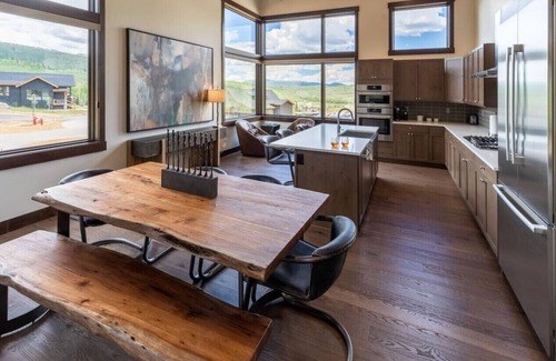 Silverthorne House | Grandview Mountain Retreat - Pet Friendly, Spectacular Views!