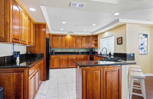 La Sierra Hills House | GRANDVIEW PICKLEBALL OASIS. A private 6 bedroom pool home with panoramic views.