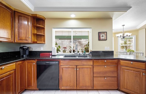 La Sierra Hills House | GRANDVIEW PICKLEBALL OASIS. A private 6 bedroom pool home with panoramic views.