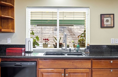 La Sierra Hills House | GRANDVIEW PICKLEBALL OASIS. A private 6 bedroom pool home with panoramic views.