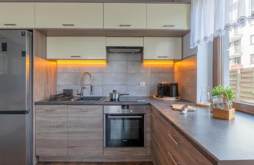 Fabryczna Apartment | Graniczna Apartment Garden Suite - ProperUNIT